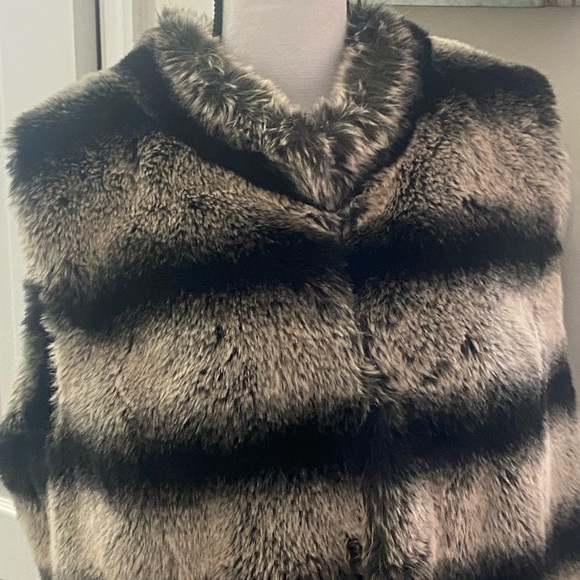 Rachel Zoe Faux Fur Horizontal Stripes XL Black - Picture 2 of 13